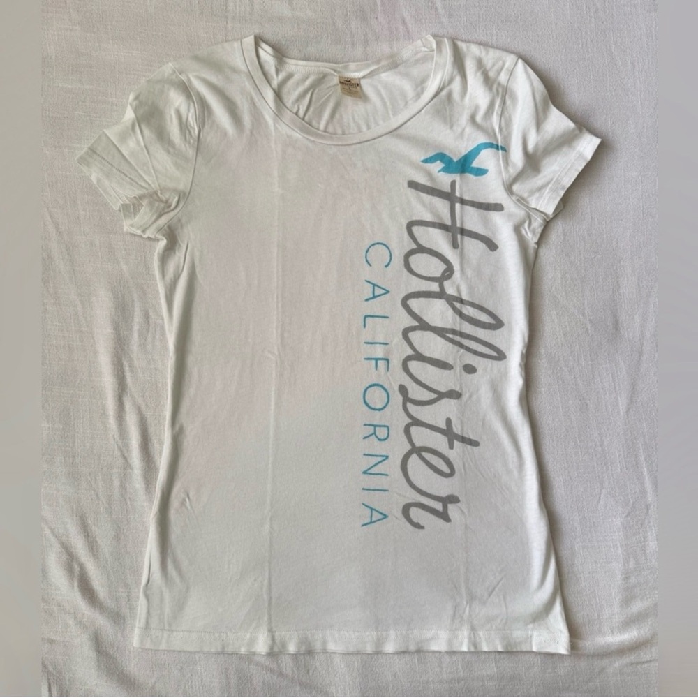 Vintage Y2K Hollister White Tee with Blue and Gray Graphics